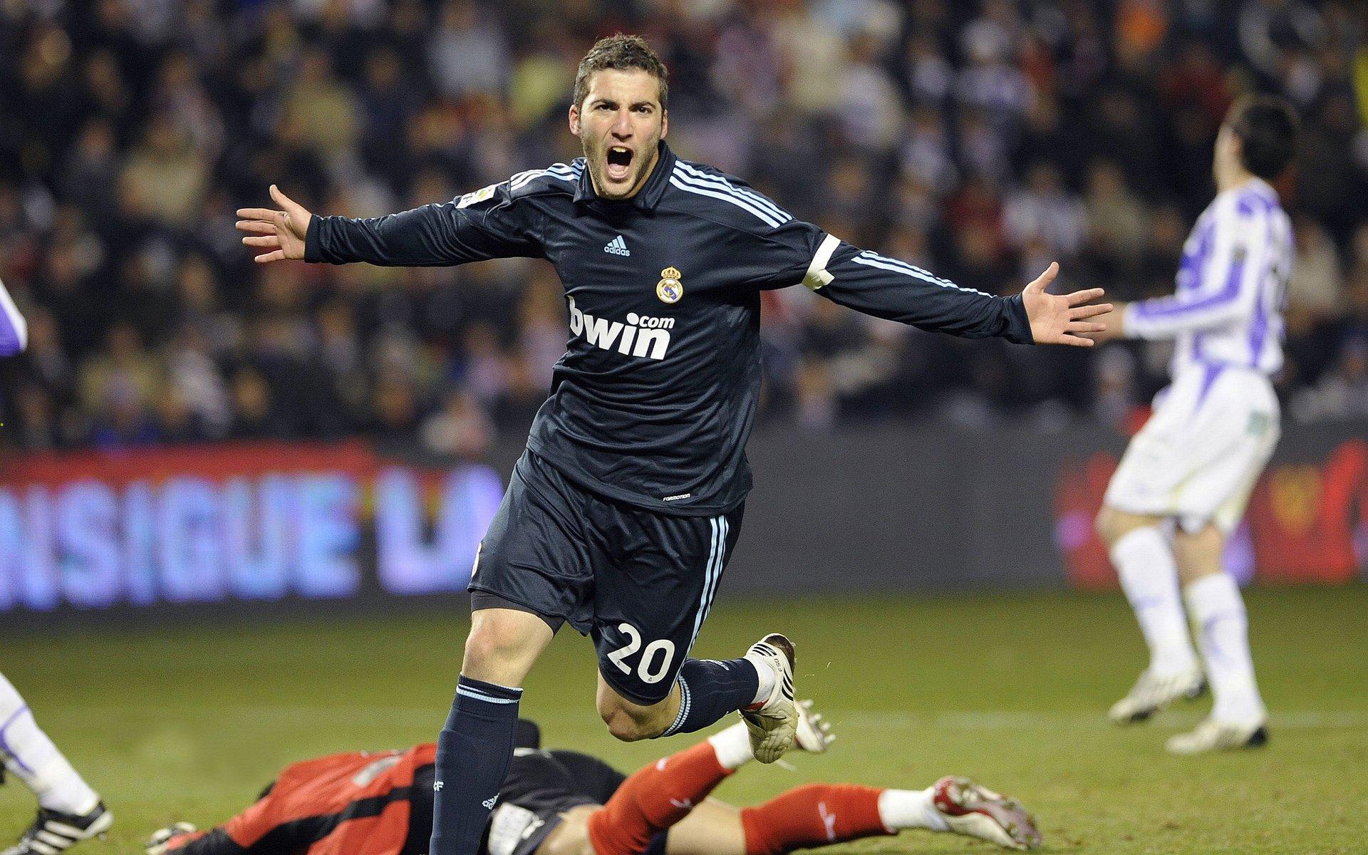 欧冠决赛巅峰对决,皇马3-1力克利物浦,第15次捧起大耳朵杯